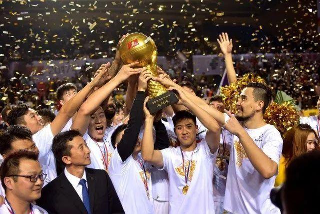 中国男篮81-82输球，两大问题明显，球员评分出炉：焦泊乔9.5分邹阳3.5分